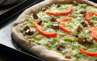 Flammkuchen mit Lauch und pikantem Räuchertofu