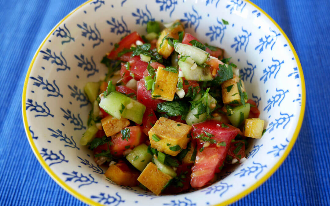 Gazpacho-Salat mit würzigem Brat-Tofu