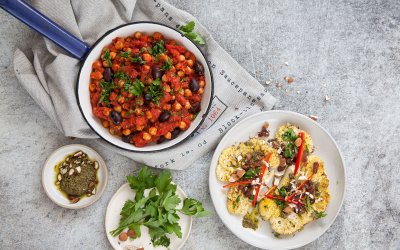 One Pot Kichererbsen Shakshuka mit Curry-Blumenkohl Steak